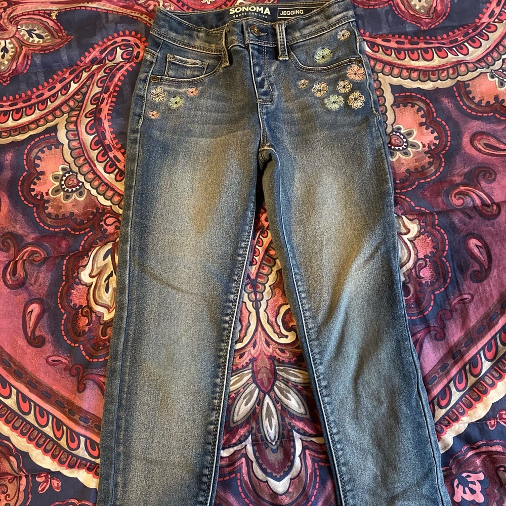 Size 7 never worn girls pull on no zipper jeans.